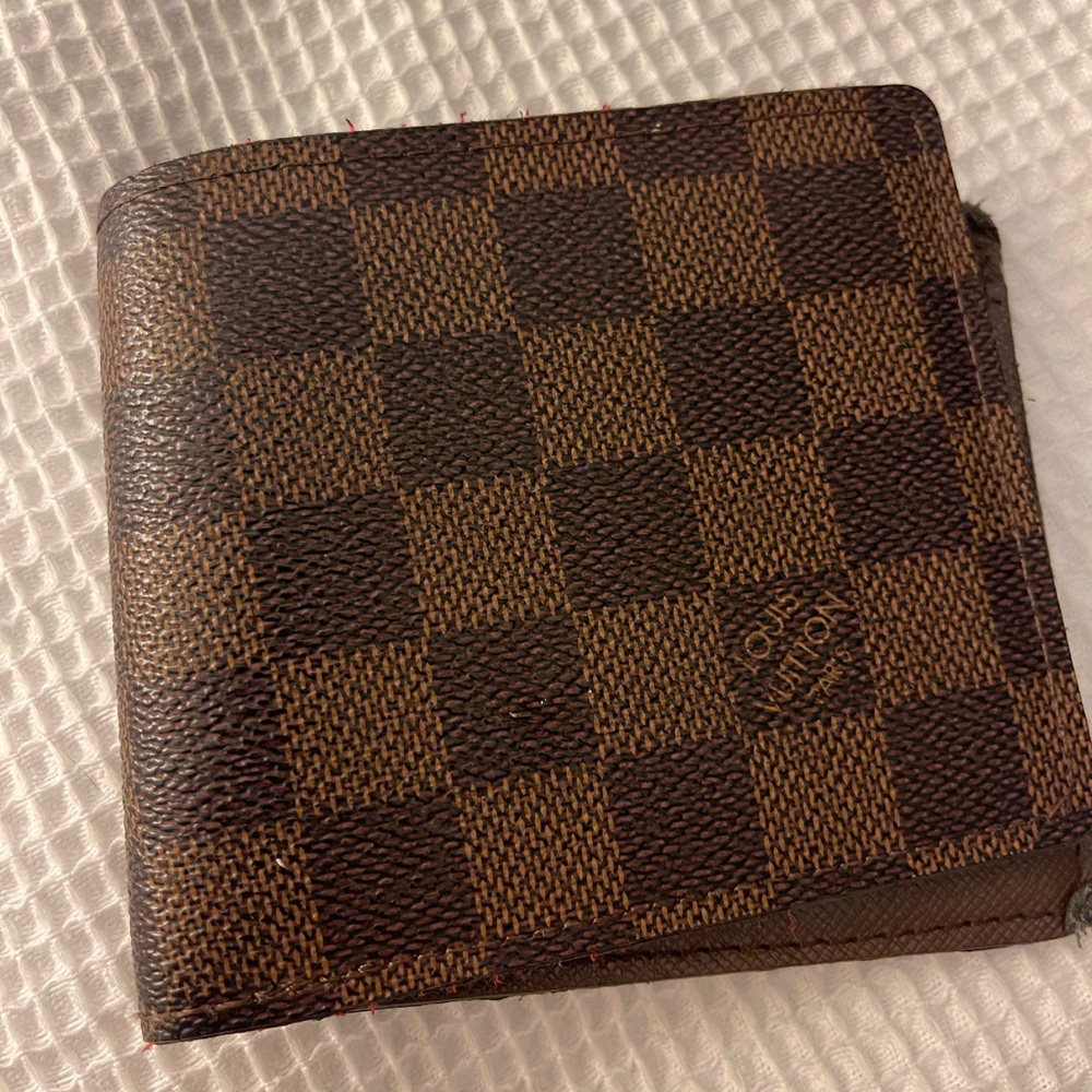 Louis Vuitton Mens Wallet (see photos)